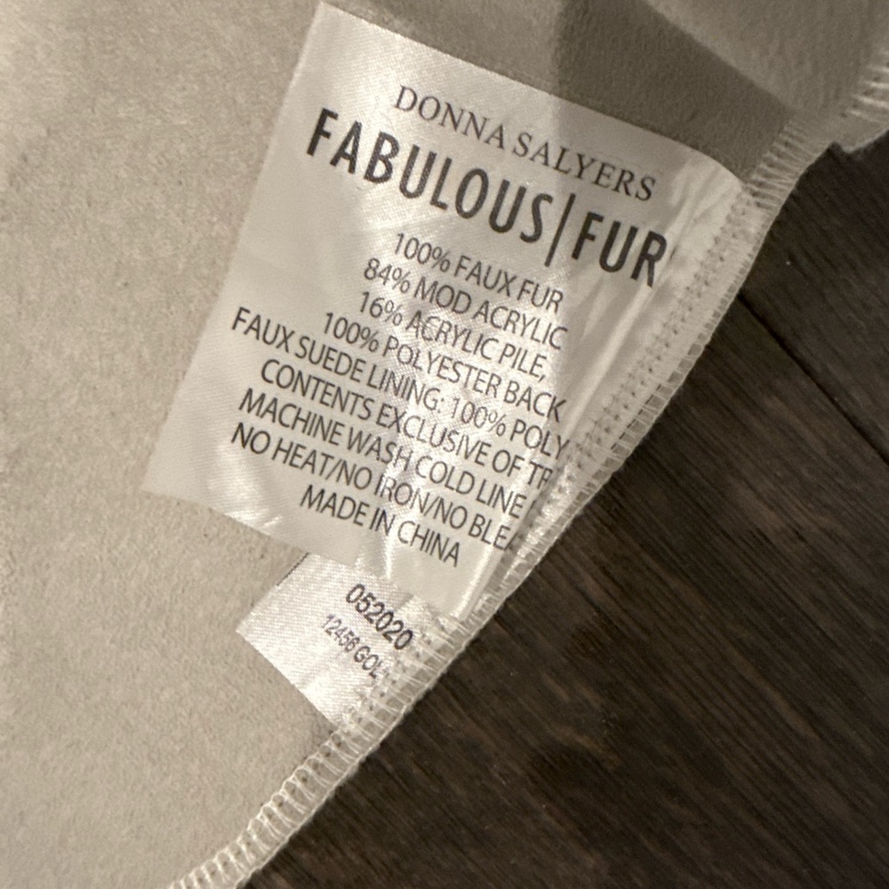Donna Salyers Fabulous Fur Throw